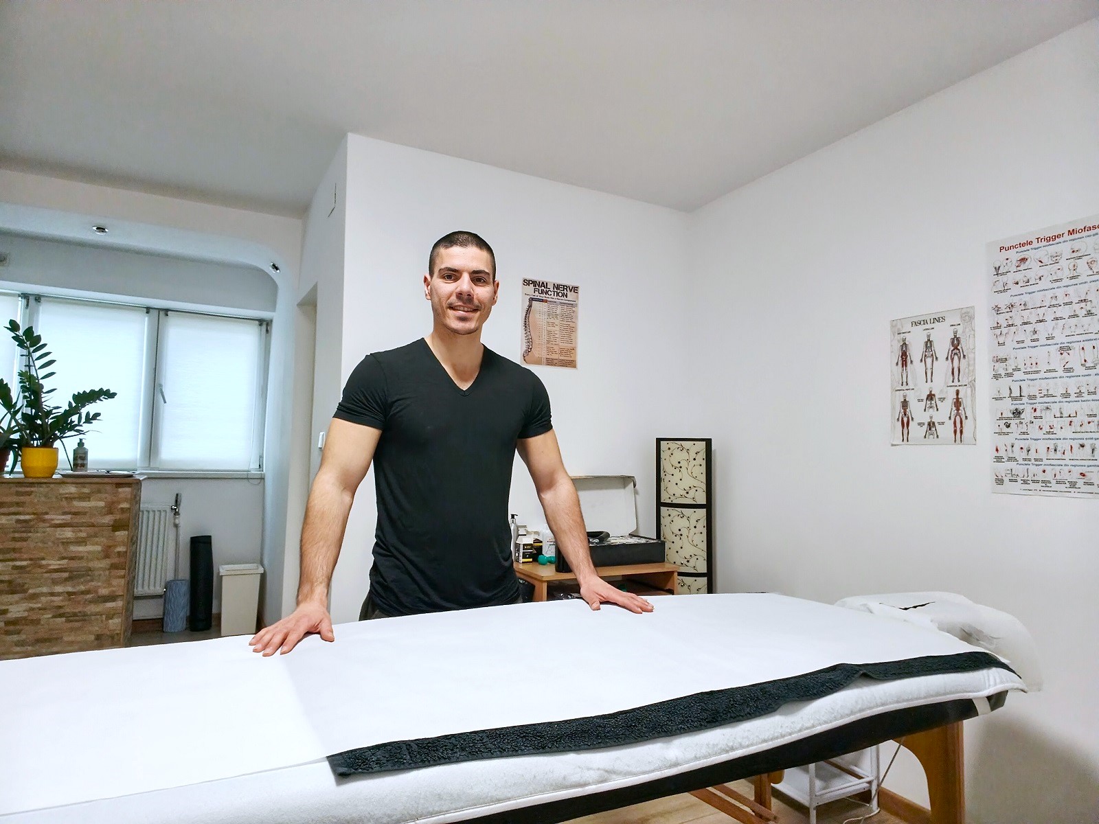 Masaj terapeutic în București - ședință pe masa de tratament